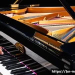 피아노와 키보드 차이 - A detailed scene showing a traditional grand piano in a classical concert hall setting, emphasizing ...